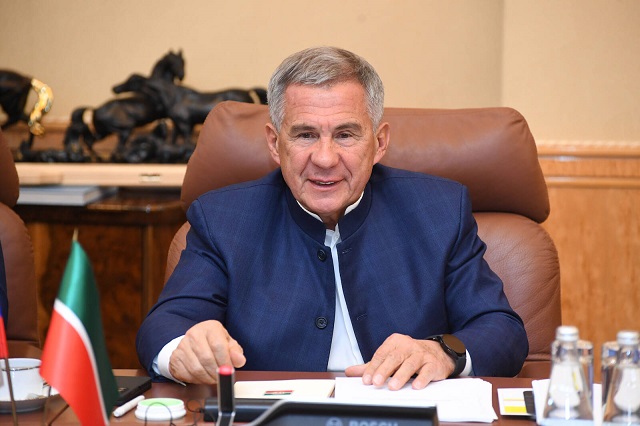 Рөстәм Миңнеханов татарстанлыларны Татарстанның Дәүләт флагы көне белән котлады