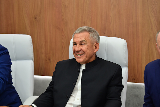 Рустам Минниханов встретился с известными телеведущими на ПМЭФ