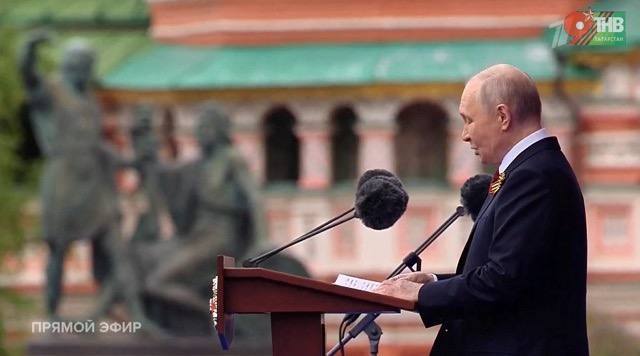 Путин Кызыл мәйданда Җиңү парадын кабул итте