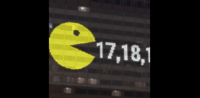 Поедающего даты голосования Пакмана заметили на фасаде гостиницы в Казани – видео