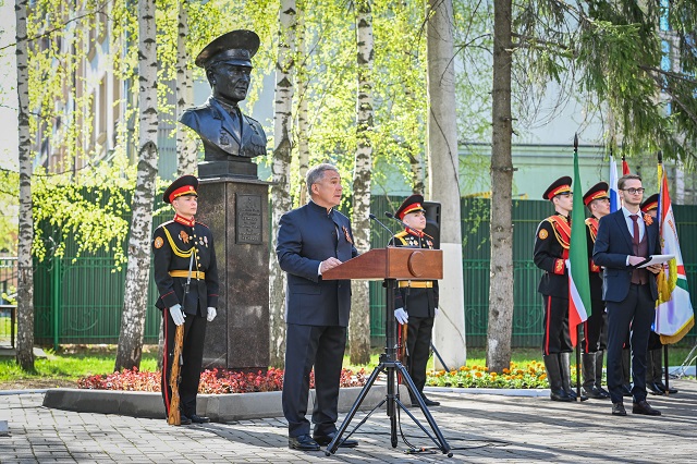 Бюст Героя Советского Союза Бориса Кузнецова открыли в Казани