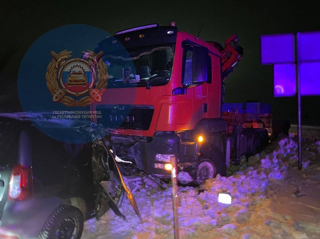 40-летний водитель легковушки погиб, столкнувшись с двумя грузовиками в РТ