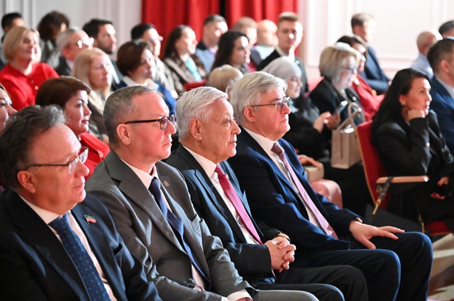 Журналисты ТНВ и «ШАЯН ТВ» получили госнаграды в День российской печати