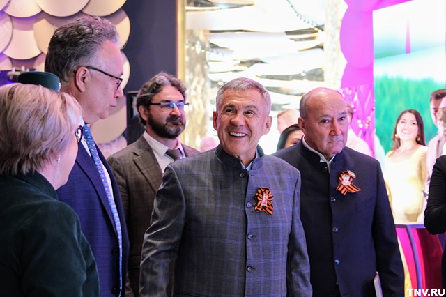 В День родного языка ТНВ презентовал Минниханову новый сериал «Кеше китә, җыры кала»