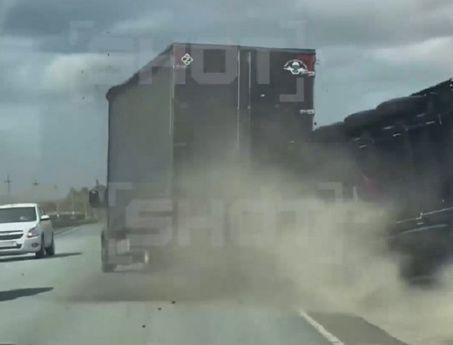 «Вещи собирал по полю»: ураганный ветер перевернул грузовик на трассе М5 — видео