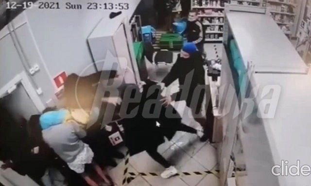В Казани злоумышленники ворвались в пункт сервиса доставки и избили курьеров - видео