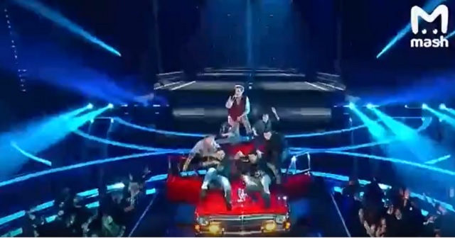 Редкий красный пикап «Волга» повредили на съемках шоу «Суперстар» – видео