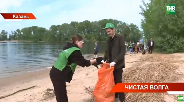Берег казанского пляжа «Локомотив» очистили от мусора