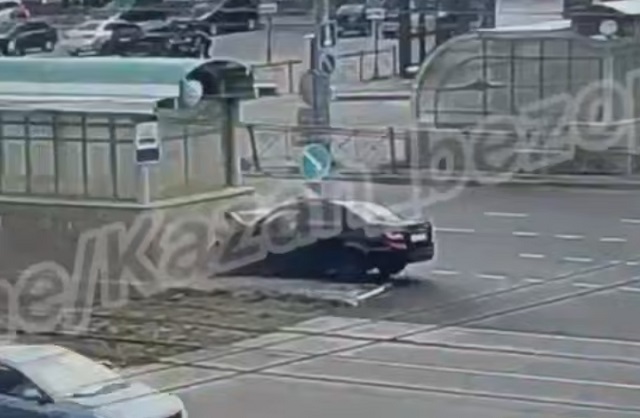 Испугавшийся осы автомобилист влетел в подземный переход в Казани – видео