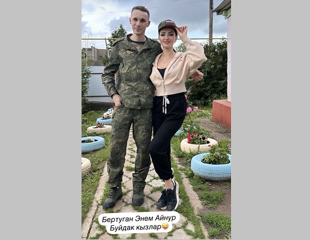 Прибывший из зоны СВО брат Ильмиры Нагимовой привез родителям благодарность и медаль