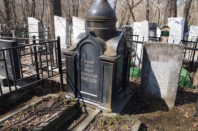 Жителям Казани разъяснили, разрешено ли в исламе сажать цветы на могилах 