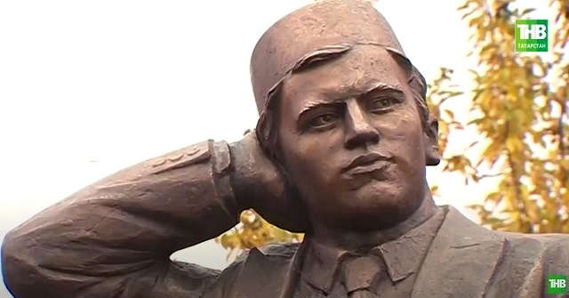В Нурлате открыли памятник основателю татарского театра Габдулле Кариеву