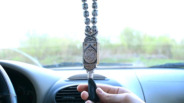 Жителям РТ рассказали, можно ли ставить четки у лобового стекла автомобиля в исламе