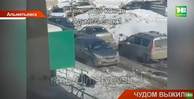 В Альметьевске после схода снега с крыши младенец получил черепно-мозговую травму