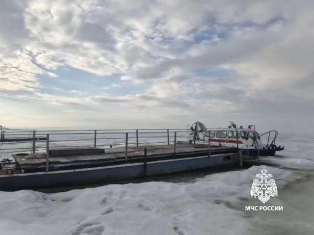 В Татарстане спасли 51-летнего рыбака, провалившегося под лёд на реке Ик