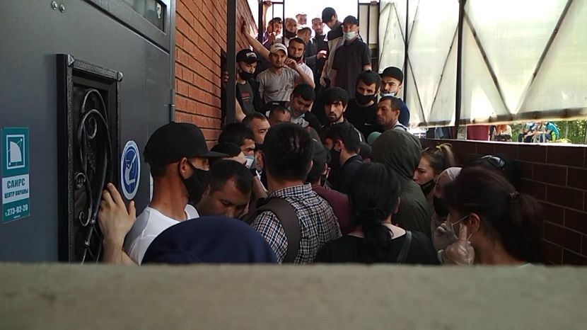 У миграционного отделения в Казани произошла давка