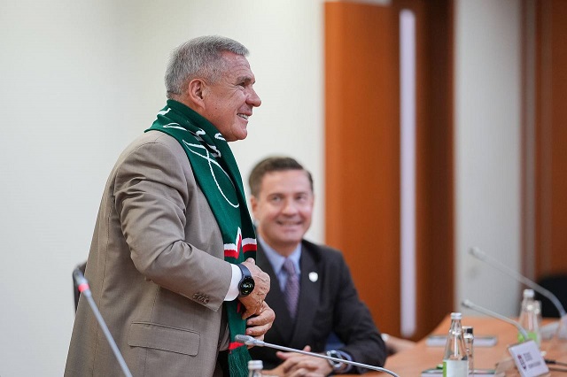 Хоккеисты «Ак Барса» подарили Минниханову фирменный шарф