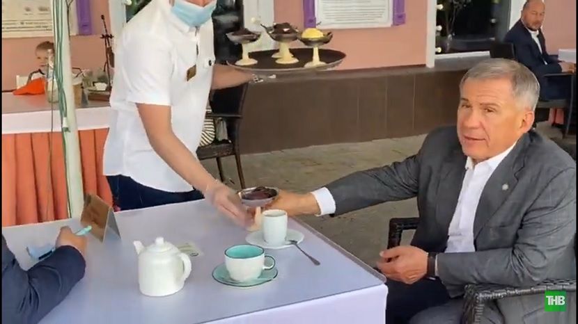 Рустам Минниханов проверил работу летней террасы в одном из кафе Казани