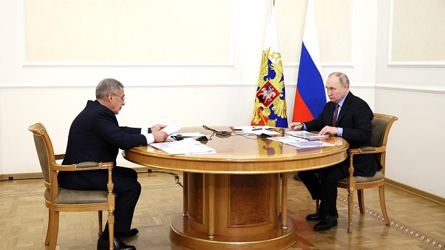«Новый год объединяет нас всех»: Путин поздравил Минниханова