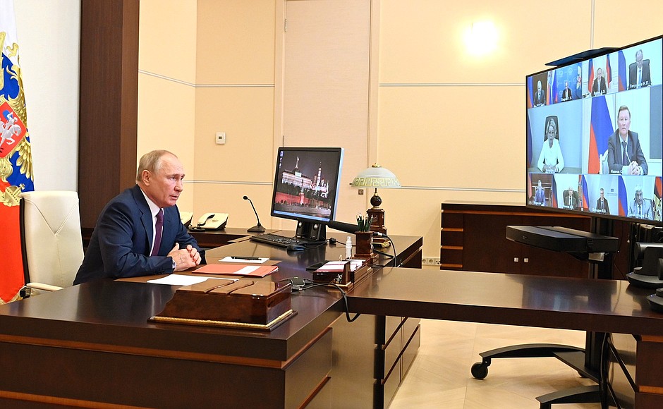 Путин: решать вопросы в сфере обороны и безопасности нужно с нашими партнерами