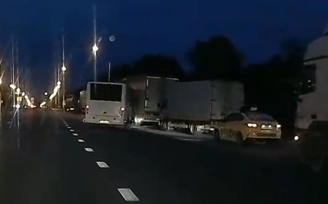 Приступ эпилепсии у водителя автобуса спровоцировал жесткую аварию — видео