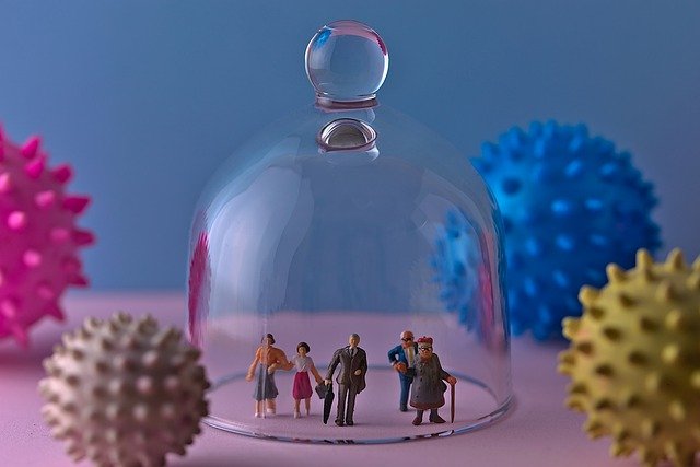 Ученый рассчитал сроки начала шестой волны коронавируса в России