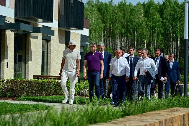 Минниханов осмотрел первые дома «Квартала Ю» в Иннополисе