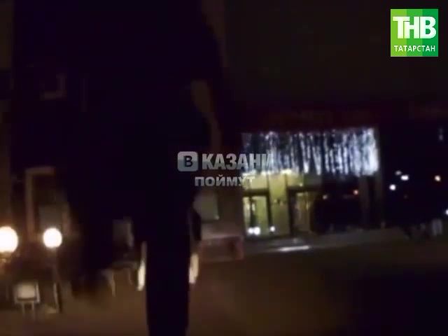  В Казани мужчина пробил ногой лобовое стекло припаркованной машины – видео 
