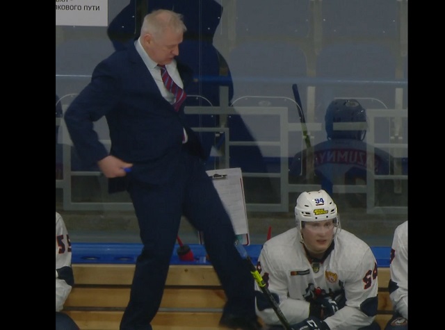 Мотивация от тренера. Наставник пнул хоккеиста и тот забил