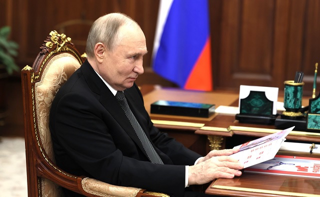 Президент РФ рекомендовал увековечить память ветеранов ВОВ именными табличками на их домах