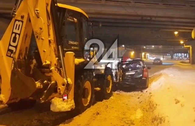 В Казани водитель снегоуборщика смял не пропустившую его иномарку – видео