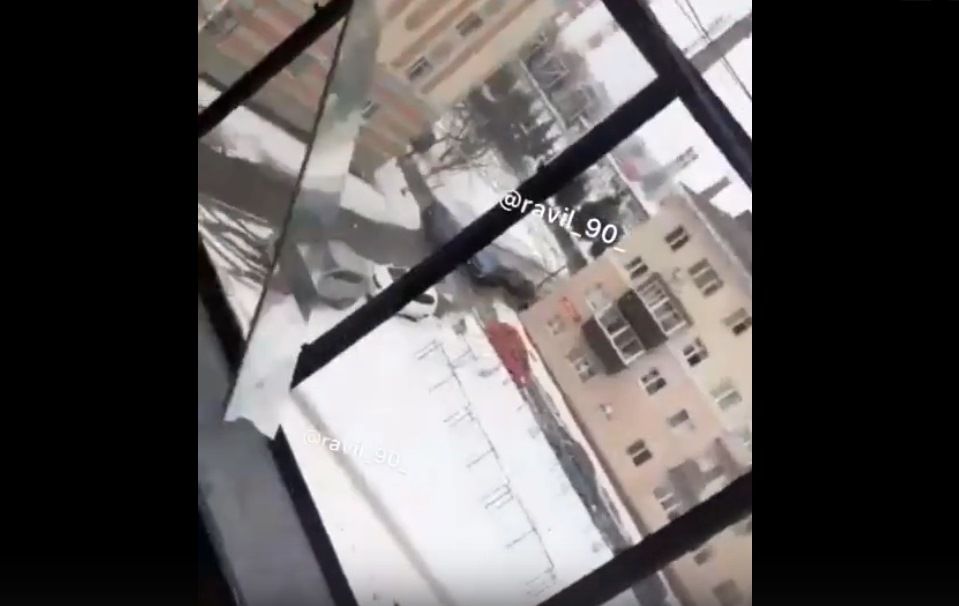 Коммунальщики разбили окно жителю Альметьевска, очищая крышу от наледи - видео