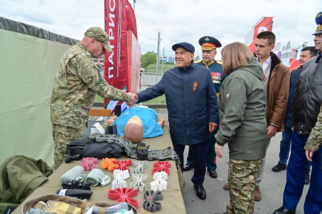 Минниханов посетил выставку боевой техники на площади Тысячелетия в Казани
