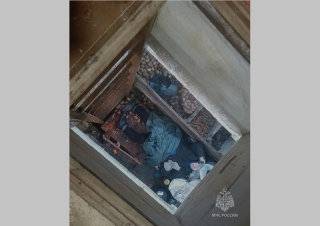 Четыре метра под землей: в Татарстане спасли пенсионерку, провалившуюся в погреб