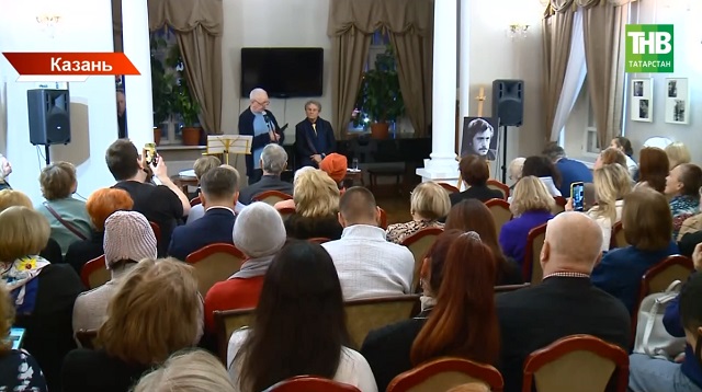 «Ты в сад души моей калитку отвори»: первый поэтический вечер Юрия Ларионова прошел в Казани