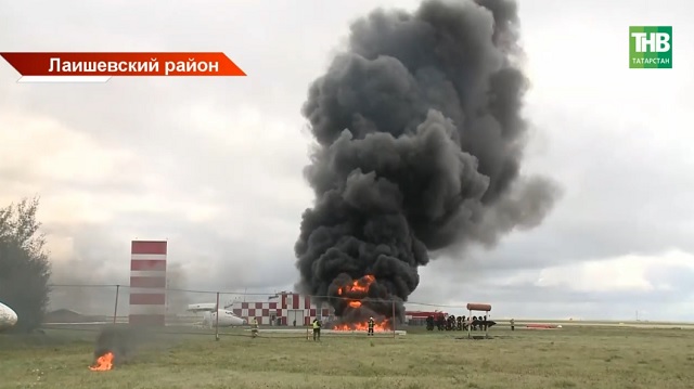 Аварийную посадку совершил самолет в аэропорту Казани из-за отказа двигателя в воздухе: такова легенда учений