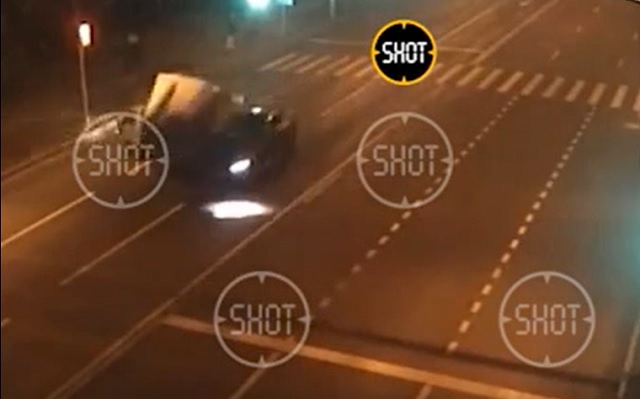 В Москве грузовик разорвало на части после столкновения с BMW – видео