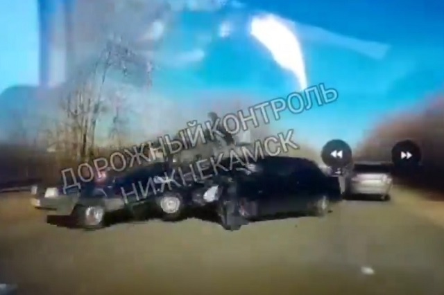 Четыре человека получили тяжелые увечья в массовой аварии в Татарстане - видео