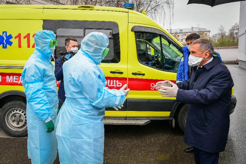 Минниханов поручил обеспечить медиков Татарстана костюмами индивидуальной защиты