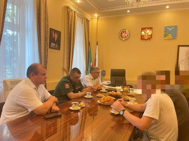 Прибывшие в отпуск бойцы СВО встретились с руководством Камско-Устьинского района