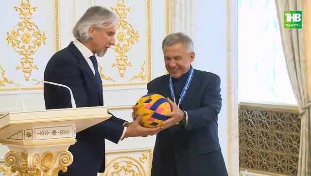 Шестикратных чемпионов РФ по водному поло чествовали в Казанском кремле