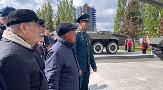 Расим Баксиков рассказал Рустаму Минниханову об особенностях военной техники в парке Победы