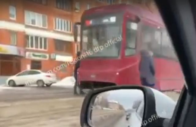 Очевидцы сняли на видео очередной трамвай, сошедший с рельсов в Казани