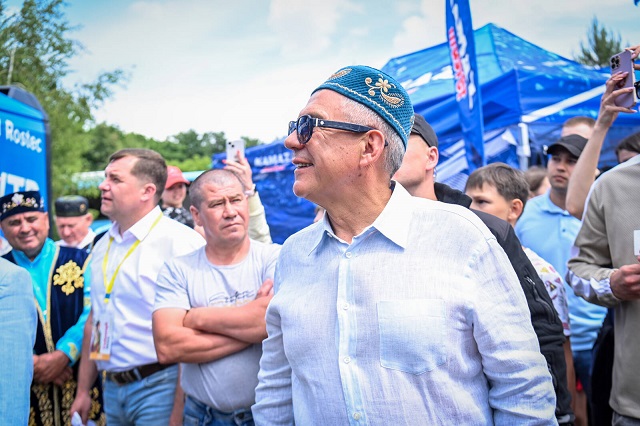 Минниханов прибыл в Астраханскую область на Всероссийский сельский Сабантуй