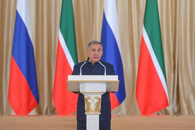 Минниханов вручил государственные награды России и Татарстана