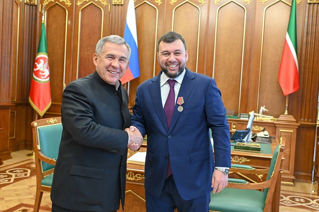 Минниханов вручил врио главы ДНР Пушилину медаль «100 лет образования ТАССР»