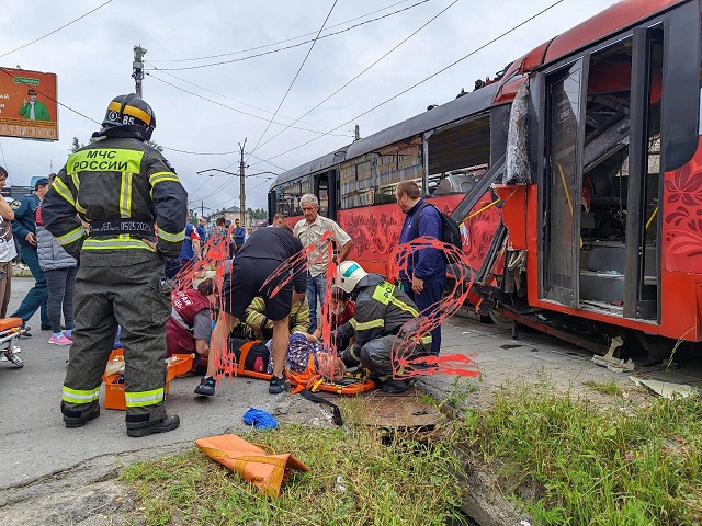 Момент смертельной аварии с двумя трамваями в Златоусте попал на видео