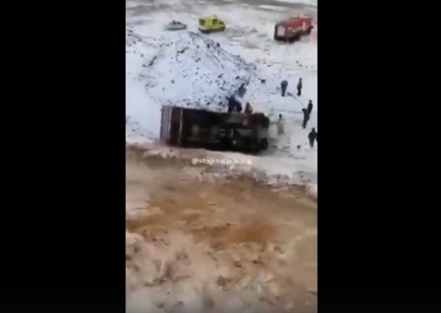 В Кайбицком районе РТ в результате падения в овраг погиб водитель самосвала – видео