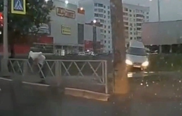 Невероятное везение пешехода на тротуаре в Москве попало на видео