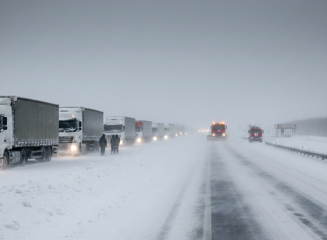 Трассу М-5 в Татарстане частично закрыли из-за метели и плохой видимости
